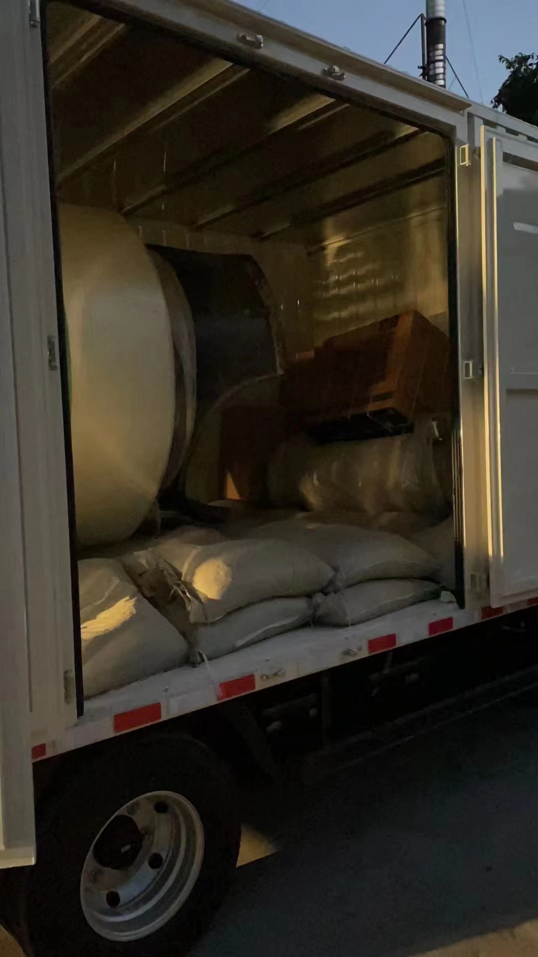 大型軟化水設(shè)備發(fā)貨