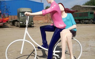 公園創(chuàng)意玻璃鋼抽象騎車情侶雕塑
