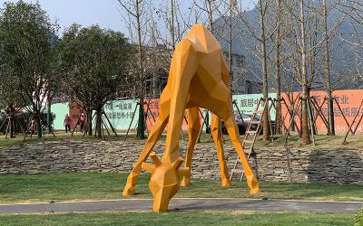 公園創意玻璃鋼幾何橙色的長頸鹿雕塑