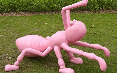 幼兒園創(chuàng)意玻璃鋼卡通粉色螞蟻雕塑