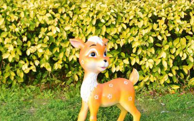 動(dòng)物園景區(qū)玻璃鋼彩繪卡通梅花鹿雕塑