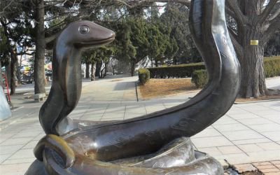 公園廣場大型創意景觀玻璃鋼仿銅蛇雕塑
