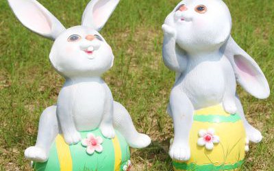 公園草坪兩只玻璃鋼卡通兔子雕塑