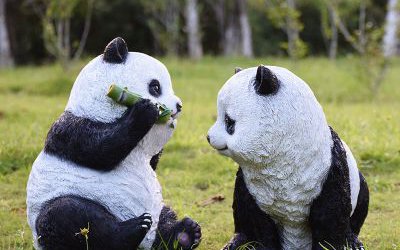 公園草坪擺放的兩只玻璃鋼仿真動物國寶熊貓雕塑
