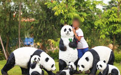 戶外操場(chǎng)擺放的仿真創(chuàng)意栩栩如生熊貓玻璃鋼雕塑