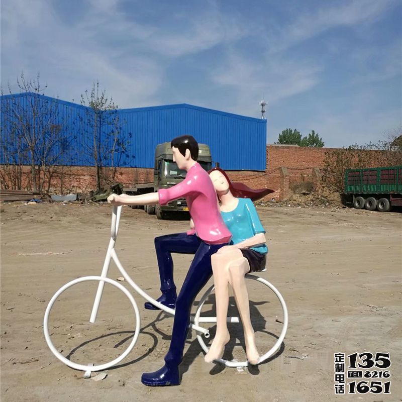 游樂(lè)場(chǎng)愛(ài)情主題  公園景區(qū)玻璃鋼彩繪騎自行車(chē)的情侶人物雕塑