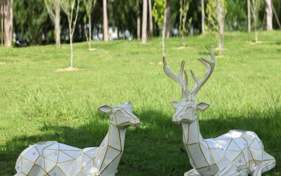 玻璃鋼幾何公園景區兩只臥著的梅花鹿雕塑