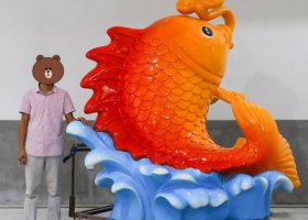 戶外景區(qū)玻璃鋼沖浪鯉魚招財景觀雕塑